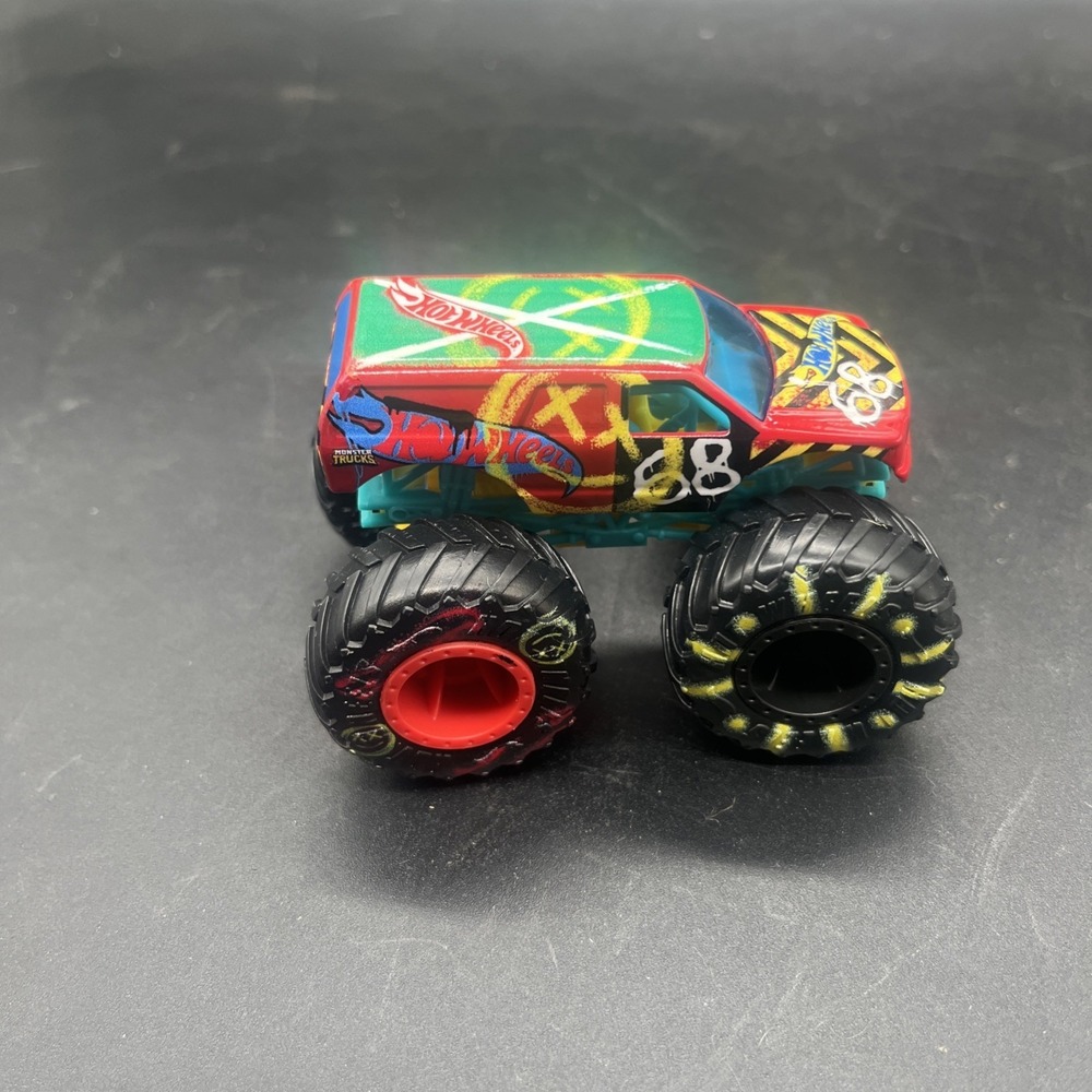Hot Wheels Demo Derby Graffiti Monster Truck 1:64 - Picture 3 of 10